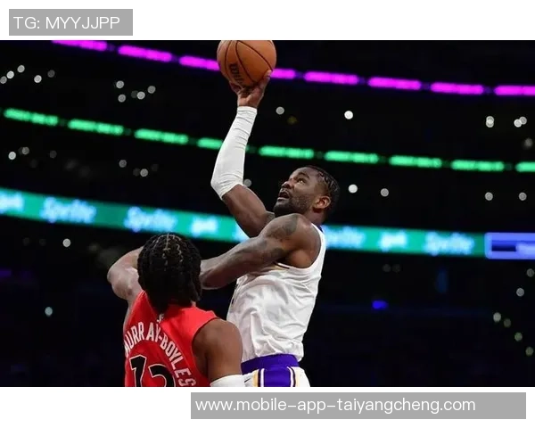 艾顿本季表现回暖15场比赛中6场20分10篮板与上季持平